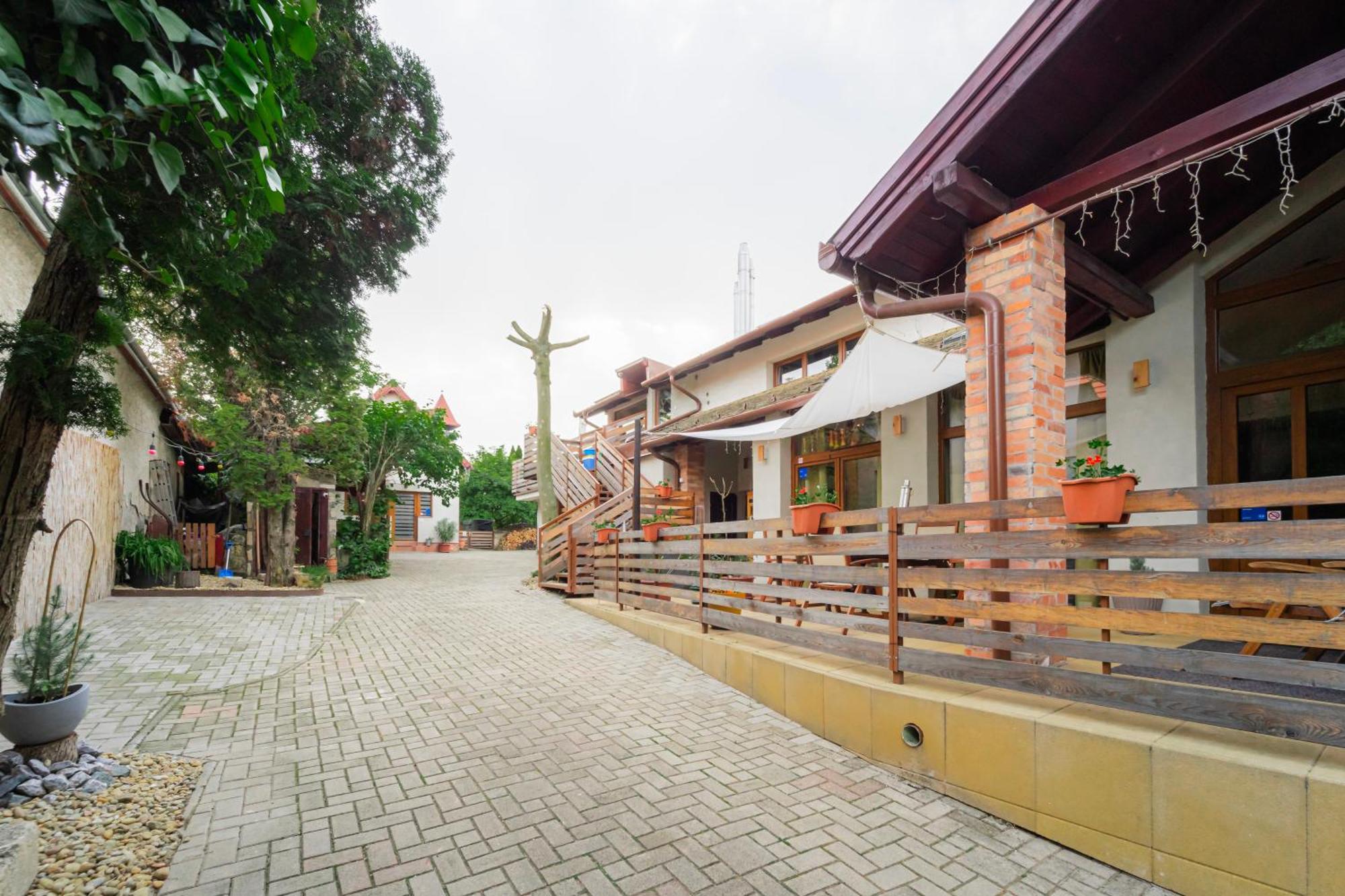 B48 Gardenhouse - A Zoeldben Kenyelmesen Villa Törökbálint Dış mekan fotoğraf